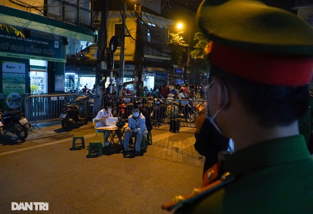 Một chốt xử phạt người không đeo khẩu trang trên phố Hàng Gai (Hà Nội). (Ảnh: Dantri)