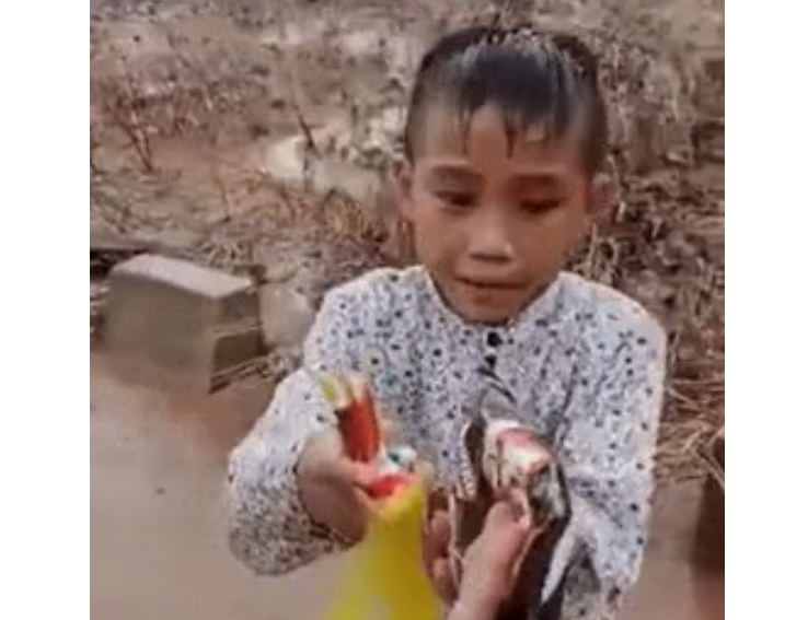 Video: Cậu bé Quảng Trị đi chân đất, nở nụ cười tươi lễ phép khi nhận quà từ đoàn từ thiện