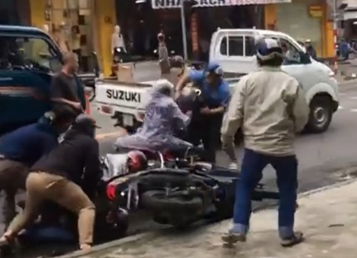 Video: Công an nổ súng trấn áp 2 tên trộm giữa phố ở Đà Nẵng. (Ảnh cắt từ video)