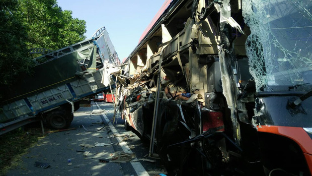 Xe khách va chạm với xe tải trên cao tốc, 4 người bị thương