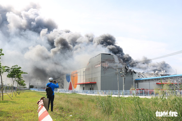 Video: Cháy lớn tại Công ty Cầu Tre trong khu công nghiệp Hiệp Phước. (Ảnh: Tuoitre)