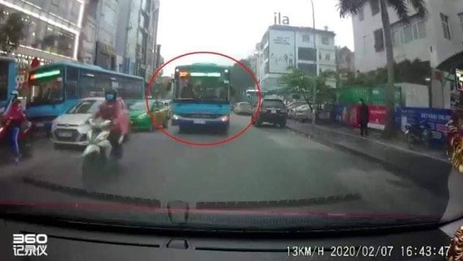 Tạm đình chỉ lái xe buýt lấn làn, vượt đèn đỏ giữa lúc ùn tắc. (Ảnh: Công an TP.HCM)