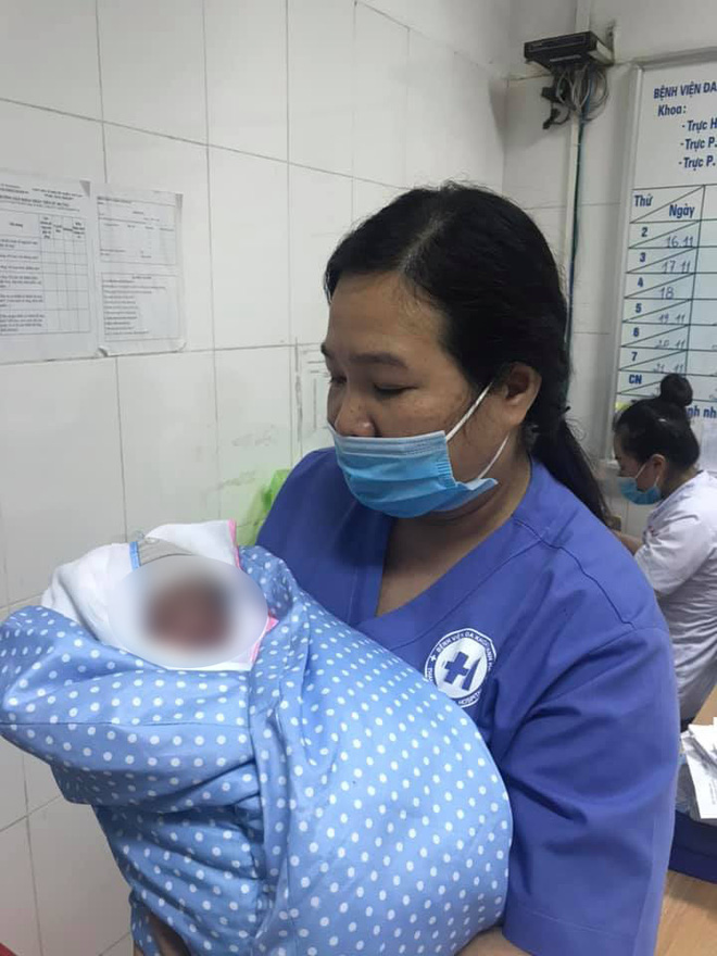 Bé trai sơ sinh nghi bị bỏ rơi trong nhà vệ sinh công ty giày da ở Thanh Hóa. (Ảnh: FB Tran Xuan Truong)
