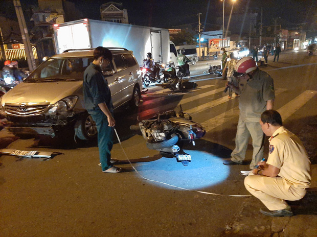 Tin tức tai nạn giao thông mới nhất ngày 20/11: Ô tô tông cả chục xe máy đang dừng đèn đỏ ở TP HCM. (Ảnh: Phapluatbandoc)