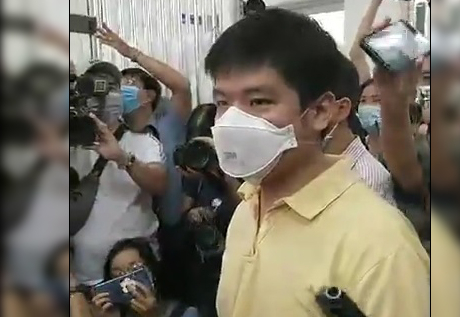 Bệnh nhân Li ZiChao (28 tuổi, quốc tịch Trung Quốc) xuất viện sau khi kiểm tra âm tính với vi rút corona.