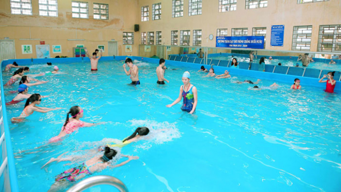 Nhiều lo ngại về việc nhiễm vi rút nCoV có thể bị lây khi tắm chung bể bơi?
