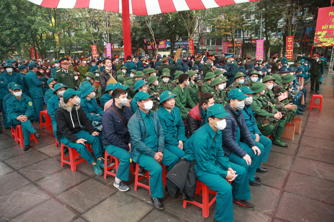 Tại điểm giao nhận quận Gò Đống Đa (quận Đống Đa, TP Hà Nội), có 96 chiến sĩ, tất cả đều được đeo khẩu trang phòng dịch.