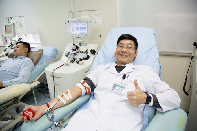 TS. Trần Ngọc Quế, Phó Giám đốc Trung tâm Máu quốc gia, Viện Huyết học và Truyền máu Trung ương tham gia hiếm máu vào đầu năm 2020.