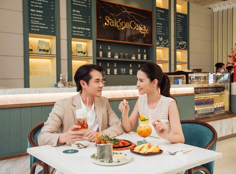Cặp đôi nghệ sĩ thưởng thức ẩm thực tại nhà hàng ở Saigon Casa Café tại NovaWorld Phan Thiet