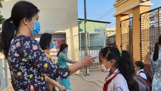 Dù số ca mắc COVID-19 trong trường học tăng cao nhưng tỉnh Bình Thuận, Bà Rịa-Vũng Tàu vẫn tiến hành song song hai hình thức dạy học trực tiếp tại trường và trực tuyến.
