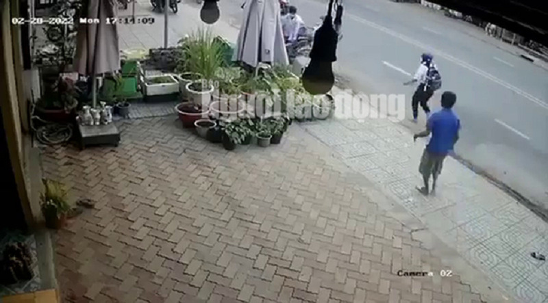 Nữ sinh tung cú đạp khiến 2 tên cướp ngã sấp mặt ở Long An. (Ảnh cắt từ clip - Người Lao Động).