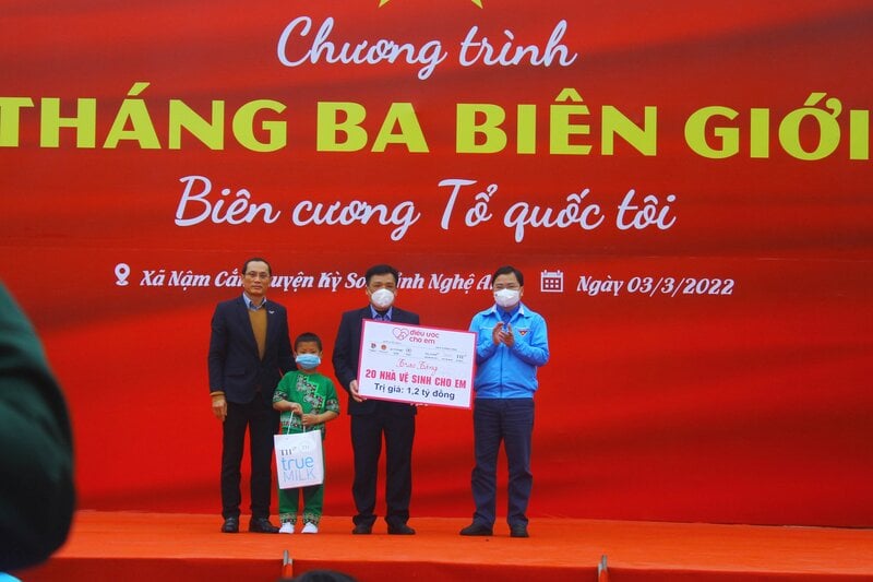 Đại diện Trung ương Đoàn TNCS Hồ Chí Minh và đại diện Tập đoàn TH trao biển tặng 20 “Nhà vệ sinh cho em” cho các trường, điểm trưởng tại các xã biên giới tỉnh Nghệ An.