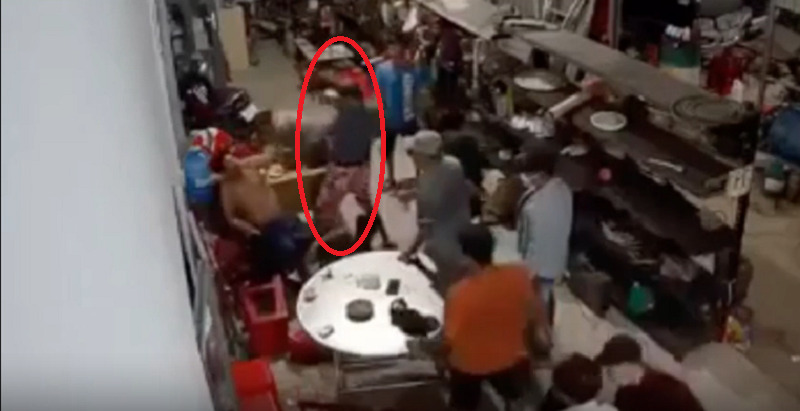 Nhóm côn đồ hung hãng kéo vào nhà hàng hung 3 người ở Bà Rịa - Vũng Tàu. (Ảnh cắt từ clip).