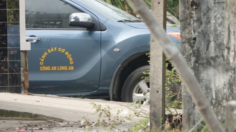 Xe chuyên dùng của Công an tỉnh Long An tại khu vực ra vào Tịnh thất Bồng Lai. Ảnh: Bắc Bình.