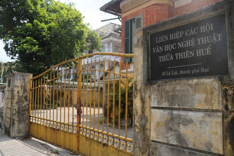 Ngôi biệt thự Pháp này nguyên là trụ sở Liên hiệp các Hội văn học nghệ thuật tỉnh Thừa Thiên Huế.