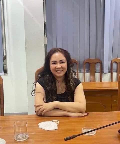 Bà Nguyễn Phương Hằng cười tươi như lúc livestream tại cơ quan công an sau khi bị khởi tố, bắt tạm giam