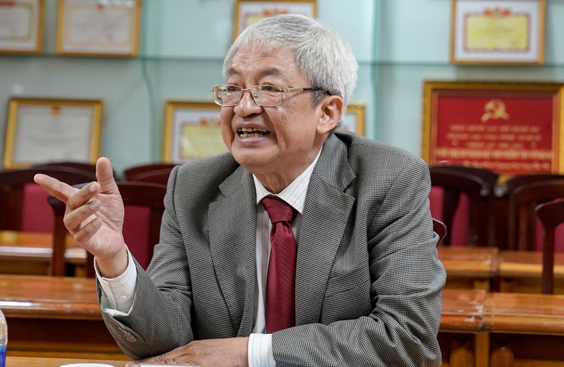 Ông Đặng Lê Dũng báo cáo với Chủ tịch Tổng hội Xây dựng Việt Nam kết quả công tác của Hội Xây dựng TP HCM trong năm 2021.