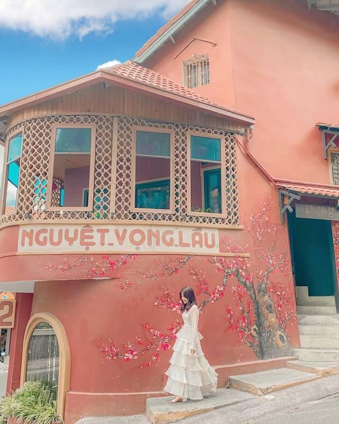 Với màu sơn đỏ cùng khung cửa sổ vàng nhạt, Nguyệt vọng lầu là địa điểm check-in yêu thích của giới trẻ khi đến Đà Lạt. Ảnh: Internet.