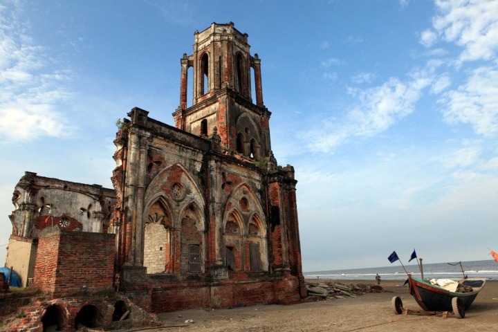 Hình ảnh nhà thờ đổ gắn liền với khu làng chài yên bình. Ảnh: nguoinamdinh.