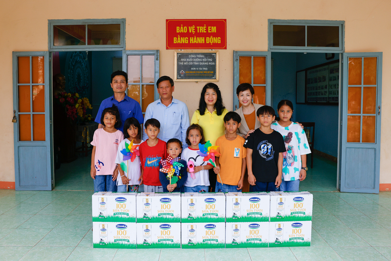 Chương trình Quỹ sữa Vươn cao Việt Nam trao tặng sữa cho trẻ em tỉnh Quảng Ngãi và Bình Định.