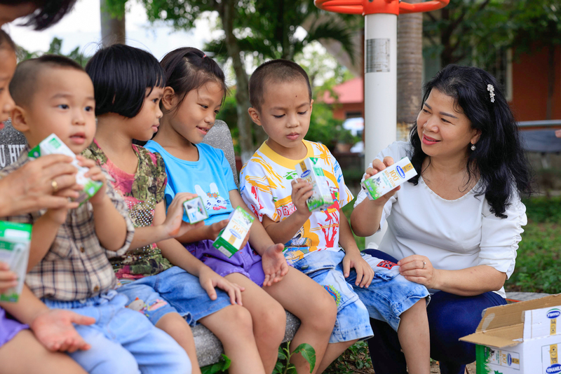 Đoàn công tác Quỹ sữa và Vinamilk tham gia các hoạt động vui chơi cùng các em nhỏ.15 năm mang niềm vui uống sữa đến với gần nửa triệu trẻ em