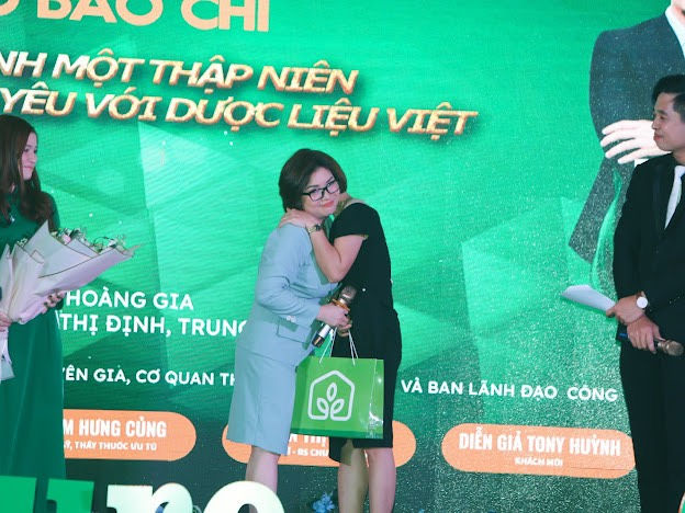 CEO Hà Thị Dung – Chủ tịch Hội đồng quản trị kiêm Tổng giám đốc Công ty Cổ phần Dược – Mỹ phẩm Nature Green nhận được nhiều tình cảm của người tiêu dùng