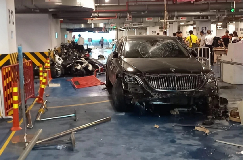 Cận cảnh chiếc ô tô Mercedes Maybach sau tai nạn.