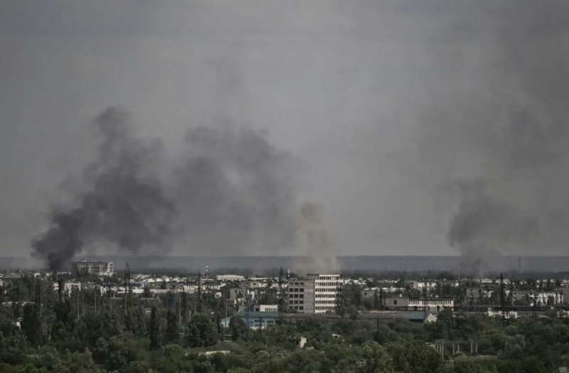 Khói bốc lên từ thành phố Severodonetsk ngày 26/5. Ảnh: AFP