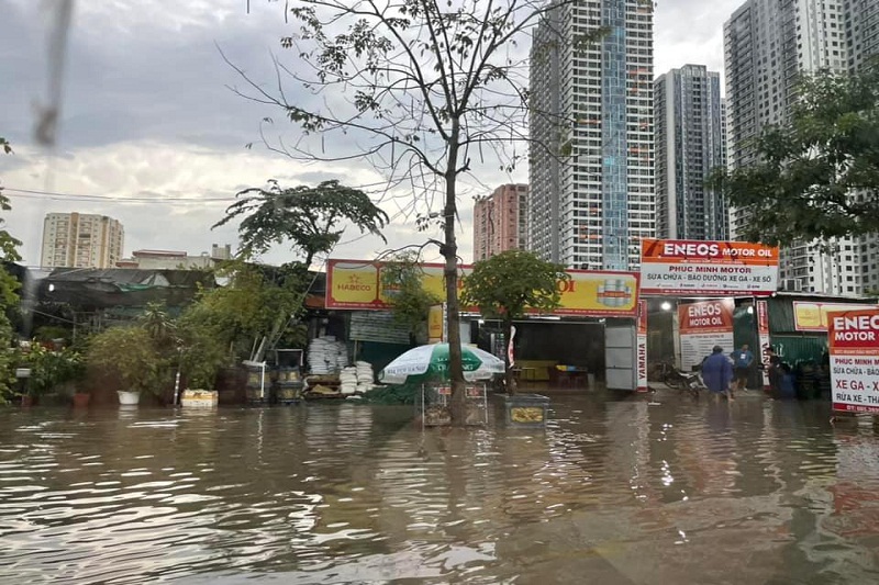 Đường phố Hà Nội chìm trong biển nước sau cơn mưa chiều 29/5.