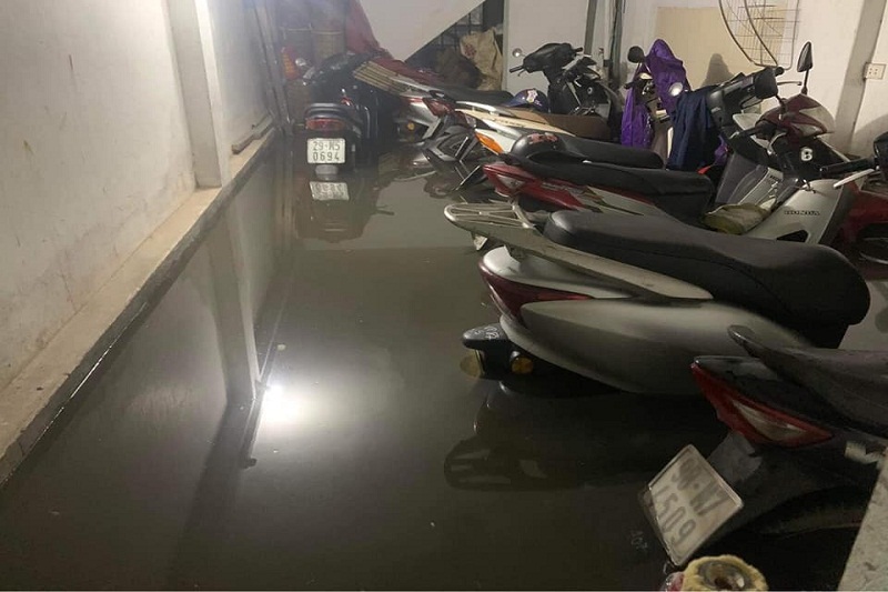 Hầm để xe của một khu nhà bị ngập trong biển nước.