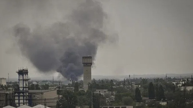Khói bốc ở thành phố Sievierodonetsk, miền Đông Ukraine, trong một cuộc pháo kích, ngày 21/5. Ảnh: AFP.