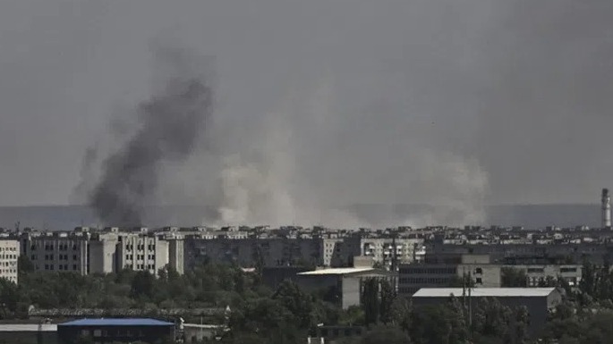 Khói bụi bốc lên từ thành phố Severodonetsk do các cuộc pháo kích hôm 26/5. Ảnh: AFP