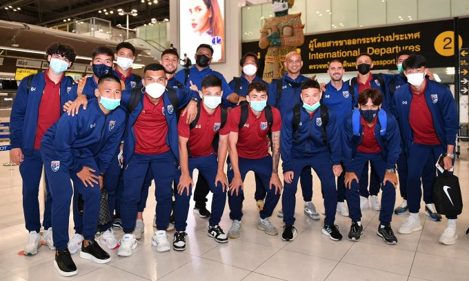 Các cầu thủ Thái Lan rời sân bay quốc tế Suvarnabhumi, Bangkok tối 29/5 để dự U23 châu Á. Nhiều cầu thủ khác đang chơi ở nước ngoài sẽ bay thẳng đến Uzbekistan đấu giải. Ảnh: FAT