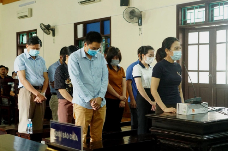 Loạt bị cáo trong vụ thổi giá thiết bị y tế ở Hà Tĩnh.
