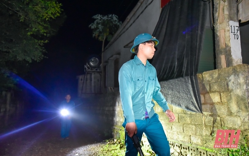Lực lượng chức năng xuyên đêm truy tìm Triệu Quân Sự. (Ảnh: Báo Thanh Hóa).