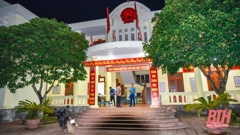 Trụ sở UBND xã Thành Long tối 31/5, sáng đèn xuyên đêm để trực bắt Triệu Quân Sự. (Ảnh: Báo Thanh Hóa).