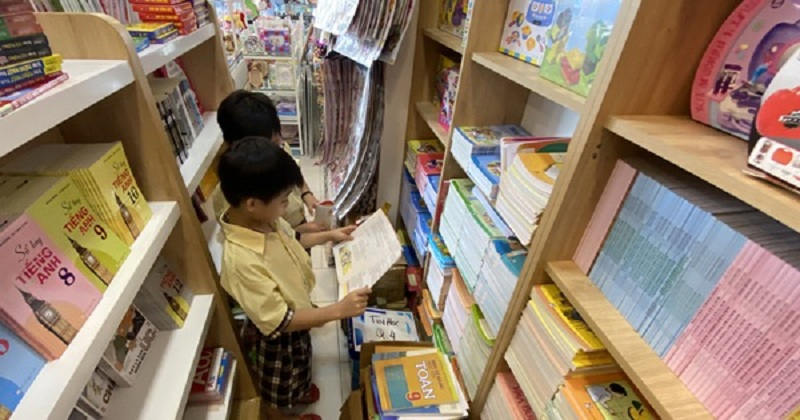 Sách giáo khoa đang là vấn đề được các bậc phụ huynh học sinh quan tâm.