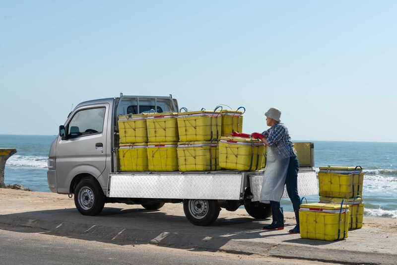 3. Phần sàn thùng của Suzuki Carry Pro được làm từ thép tấm mạ kẽm chống rỉ sét phù hợp để vận chuyển hải sản