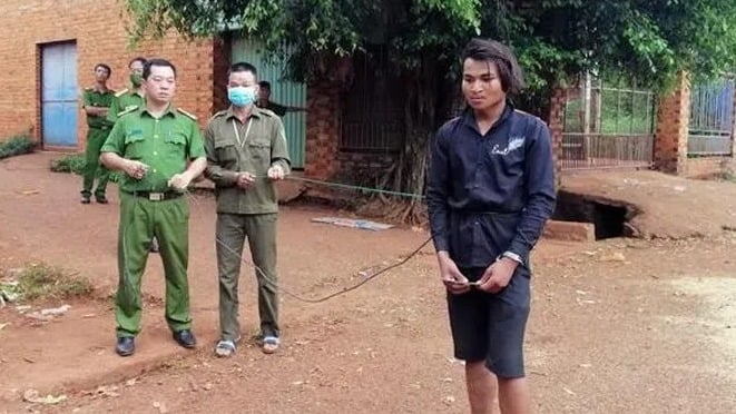 Công an thực nghiệm hiện trường vụ án. Ảnh: Báo CAND