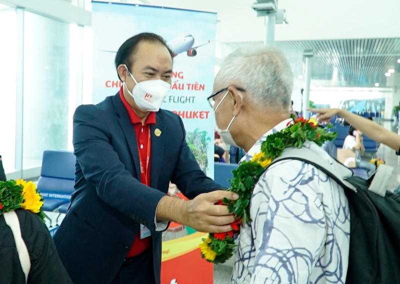 Phó Tổng giám đốc Vietjet Tô Việt Thắng tặng hoa chào đón du khách trên chuyến bay đầu tiên từ TP.HCM trở lại với Phuket