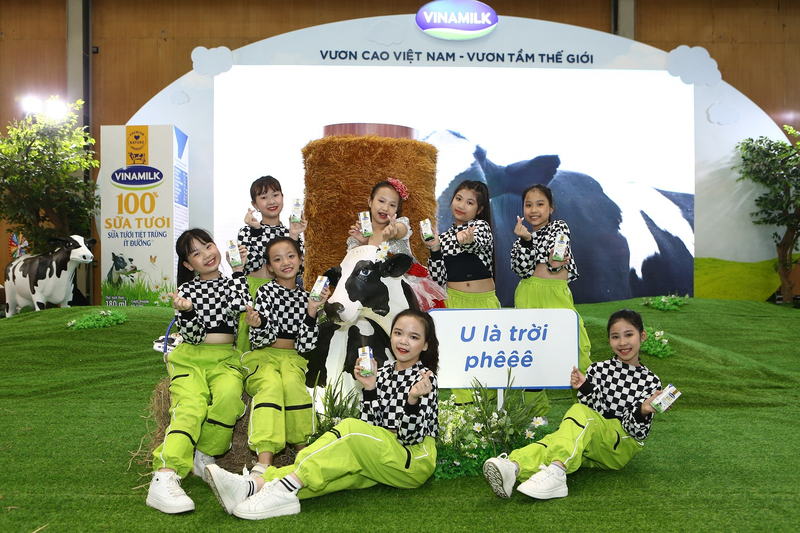 Không gian khu vực tái hiện “Resort” Bò Sữa của Vinamilk được đầu tư công phu đã thu hút được đông đảo trẻ em và phụ huynh đến tham quan.