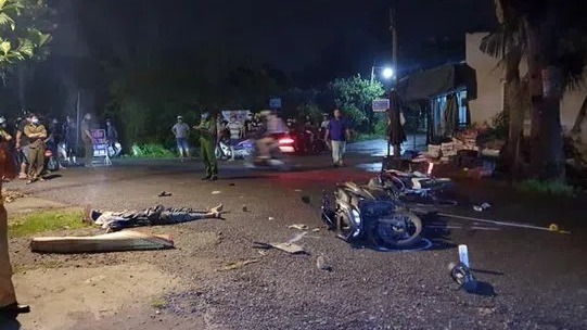 Hai xe máy va chạm trên huyện lộ 92 làm 3 người thương vong.