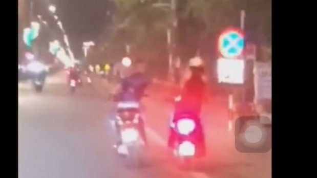 Gã thanh niên thực hiện hành vi sàm sỡ, quấy rối phụ nữ khi tham gia giao thông.