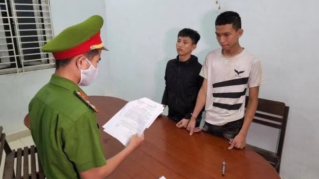 Hải và Lượm tại cơ quan công an.