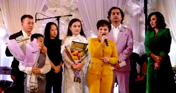 Wendy (áo dài trắng) bên gia đình và MC Đức Tiến (vest tím), ca sĩ Trizzie Phương Trinh (phải). Ảnh: Facebook Mơ ước của Nhung