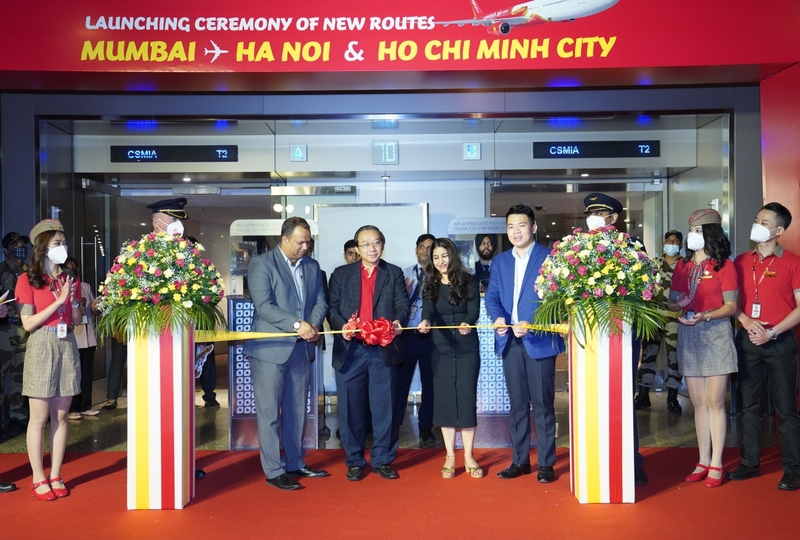 Ông Dương Đức Anh, Phó Tổng lãnh sự Việt Nam tại Mumbai, đại diện sân bay Quốc tế Chhatrapati Shivaji Maharaj và ông Đỗ Xuân Quang, Phó Tổng Giám đốc Vietjet thực hiện nghi thức khai trương đường bay mới