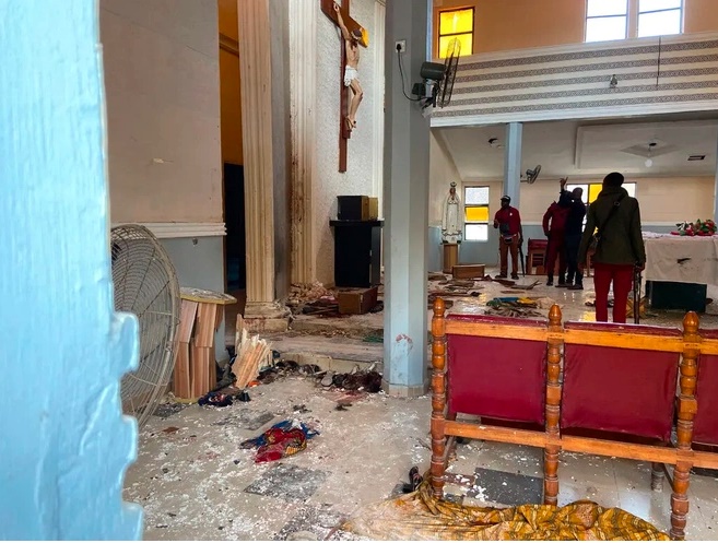 Ít nhất 4 tay súng đã xông vào Nhà thờ Công giáo St. Francis ở Owo, Nigeria, vào hôm 5/6. Ảnh: AP.