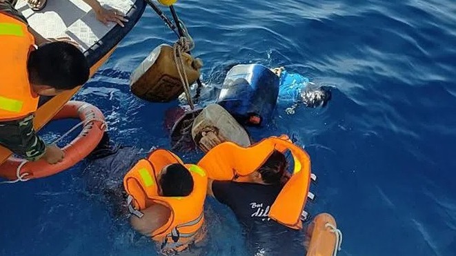 Lực lượng chức năng cứu hộ các ngư dân trên tàu cá bị tông va trên vùng biển huyện Thăng Bình, Quảng Nam.