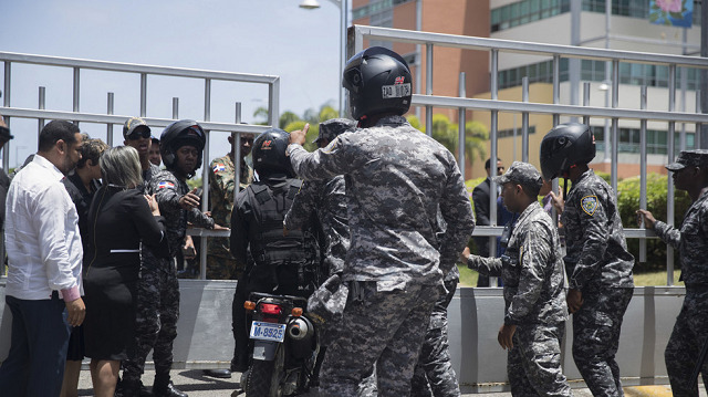 Cảnh sát bên ngoài trụ sở Bộ Môi trường Dominica ở Santo Domingo.