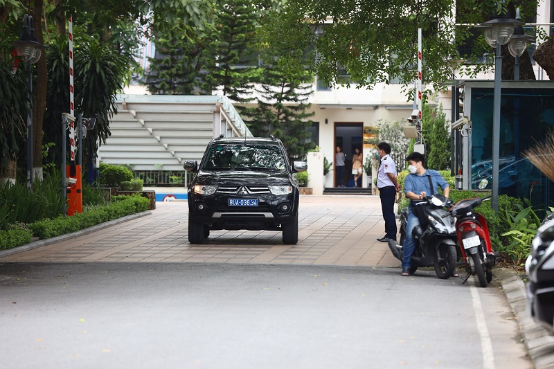 Xe biển xanh xuất hiện ở khu nhà ông Nguyễn Thanh Long và rời đi lúc khoảng 11h30 trưa 7/6. (Ảnh: Thanh Niên).